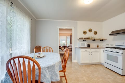 Dining Area | Dishware/Flatware Provided