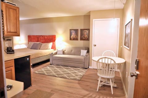 King bed, trundle, kitchenette stocked with basic essentials. Coffee provided