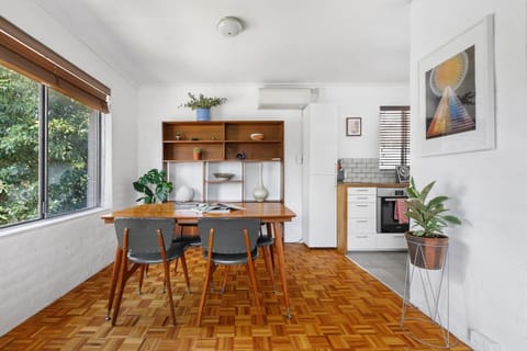 A spacious dining table makes it easy to enjoy a meal at home, although you’ll find countless cafes and eateries within easy reach.
