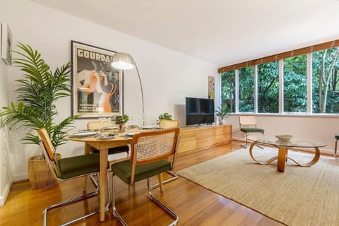  Come together around the dining table or use this space for setting up a laptop if you’re on a working holiday.
