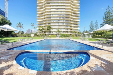 The apartment complex offers two pools - indoor and outdoor - for your enjoyment. In the outdoor pool you will also find a spa and plenty of space to lounge!