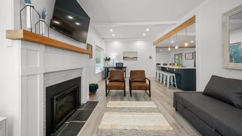 #StayinMyDistrict #BookDirect #EntireHome