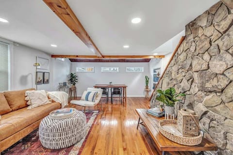 Cottage living area - Relax in the cozy living / dining room, natural stone wall on staircase