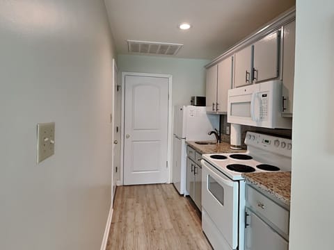 Tybee Stars - Fully-equipped kitchen