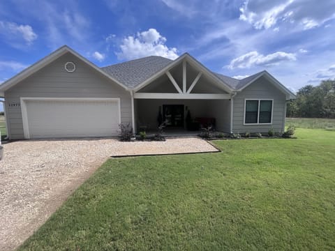 Brand new home! Less than 2 minutes from a ramp and awesome beach. 