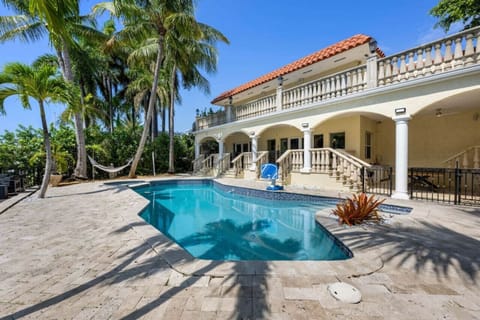 Dive into your own tropical paradise!