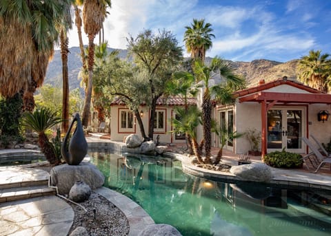 Large organic shaped dark bottom pool