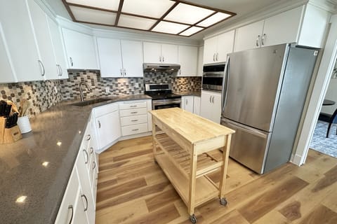 Fully furnished kitchen is a cooks delight.