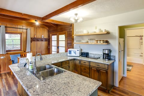 Kitchen | Cooking Basics | Coffee Maker | Paper Towels/Trash Bags Provided