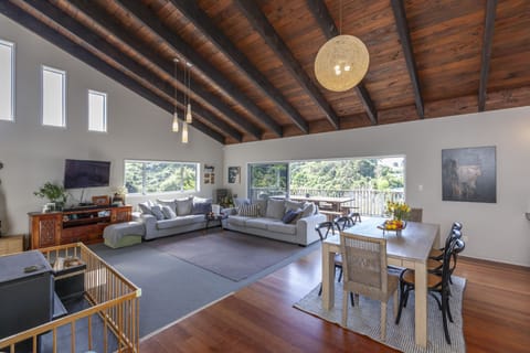 Open plan lounge dining - table can be extended to seat 8-10
