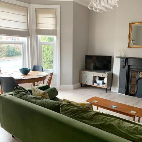 Lounge & dining area