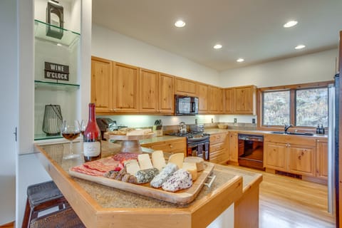 Kitchen | Cooking Basics | Coffee Maker | Paper Towels/Trash Bags Provided