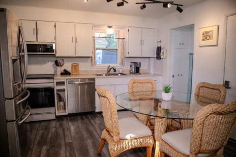 Saucer: Full Kitchen