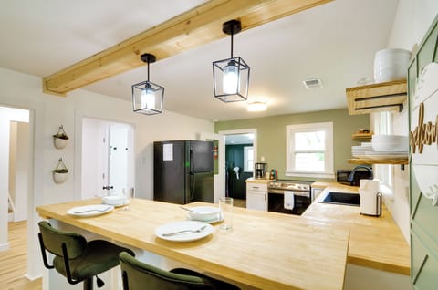 Dining Bar | Dishware/Flatware