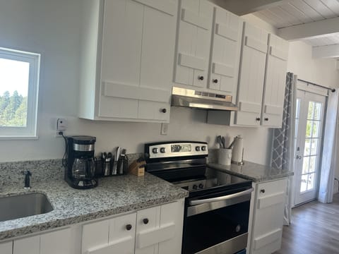 Electric stove , coffee maker plus keureg