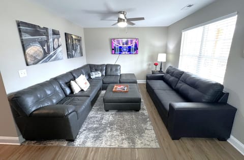 Plenty of seating to relax during your stay. Spectrum cable provided in livin rm