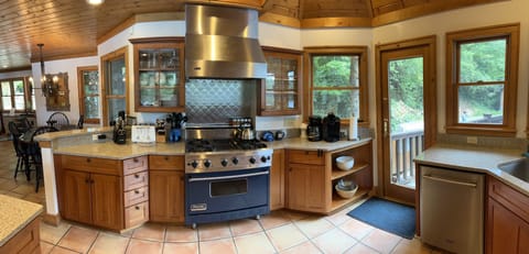 Fully equipped and stocked gourmet kitchen for the Foodie in your group.