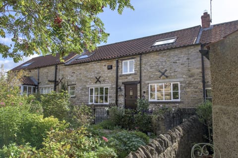 The Old Potting Shed, Kirkbymoorside: Front elevation with private patio area