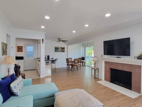 Spacious living room with smart TV & A/C, Fireplace