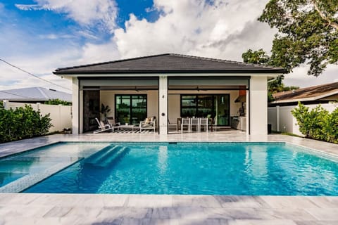 Heated Pool, Heated Spa, Lounge Chairs, Fully Fenced..