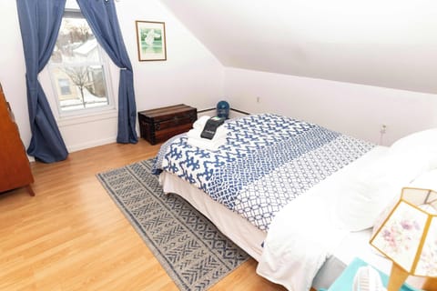 This cozy second floor apartment offers a perfect location, a few minutes walk from the Winooski circle and just a short drive from both downtown Burlington and Interstate 89 access. You'll have everything you need at this fully equipped apartment.