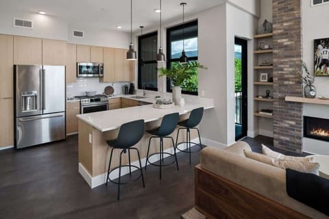 Kitchen is fully appointed and has great knives and cookware.