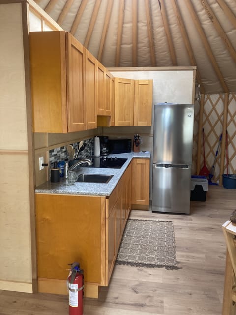 Full kitchen & cupboards stocked with all u will need