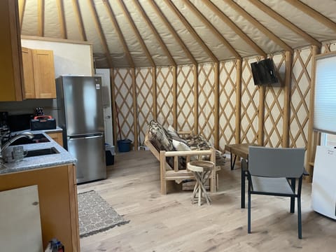 Wifi, smart TV, full Queen size futon