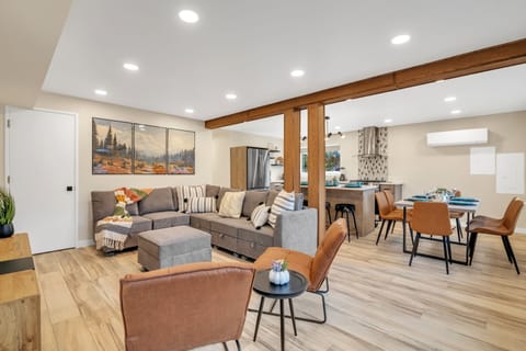 Home Decor, Indoors, Furniture, Living Room, Table