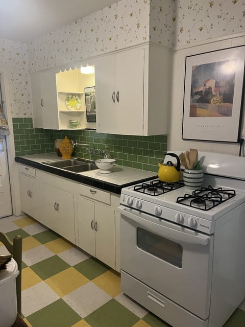 Sunny/citrusy colors in the kitchen