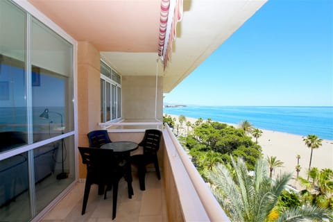 Beautiful frontline apartment with stunning sea views