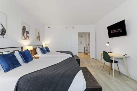 CozySuites Double Queen Beachfront 29