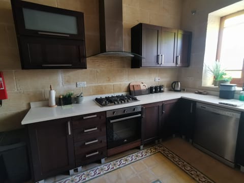 Fully equipped kitchen with dishwasher