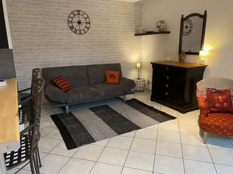 Clean and Pretty 53M² Apartment in Saulny, 10 minutes from METZ - Large Living Room with Sofa Bed for 2 people