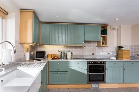 The well-equipped kitchen