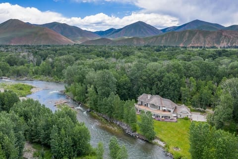 2 miles of unobstructed access to fly fishing in the Big Wood River.