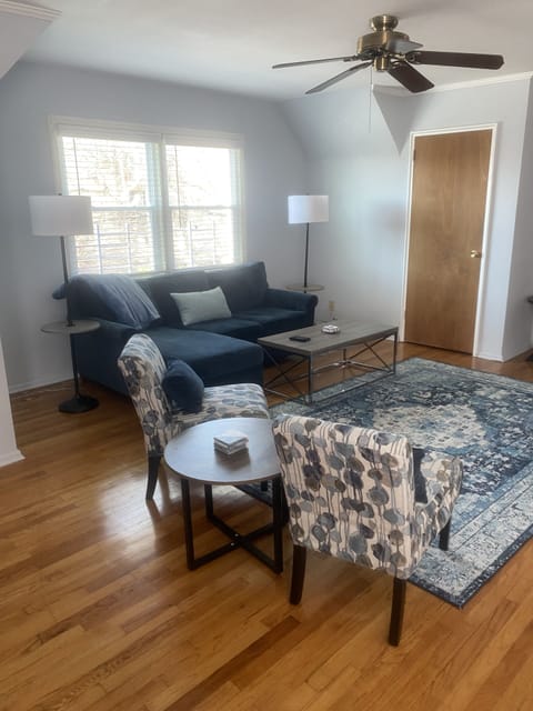 Spacious living room, comfy sectional, 2 add'l chairs, large flat screen TV