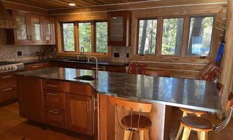 Full Kitchen with granite countertops
