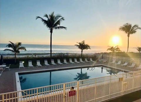 Heated pool & ocean/Stocked kitchen/Onsite restaurant & tiki/King/double/sofabed