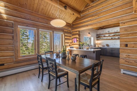 Dining area that seats 6