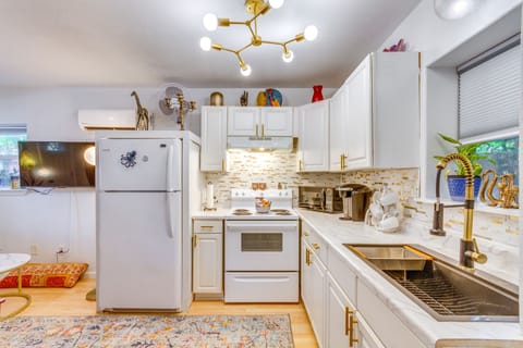 Kitchen | Cooking Basics | Coffee Maker | Paper Towels/Trash Bags Provided