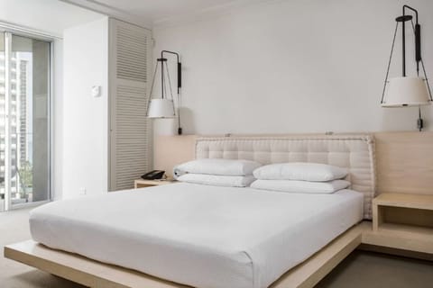 Unit with 1 King size bed. Exact unit will be assigned upon arrival. Views, colors and decor may vary.