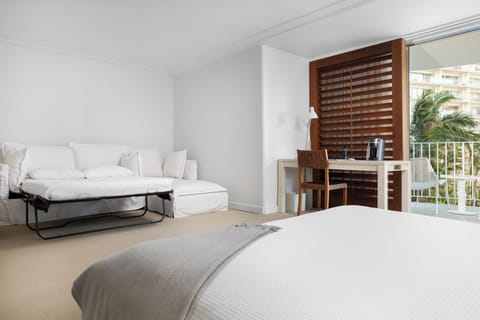 Unit with King Bed. The exact unit will be assigned upon arrival. Views, colors, and decorations may vary.