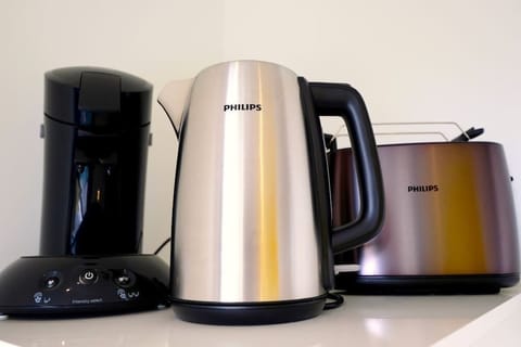 Coffeemaker - Boiler - Toaster, all present