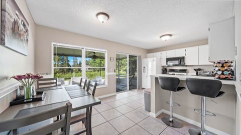 Kitchen w/Gas Range, Microwave, Panini Press, Magic Bullet, Keurig, Seats 8