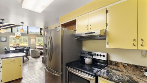 Stove and fridge ready for a cozy vacation at our cottage