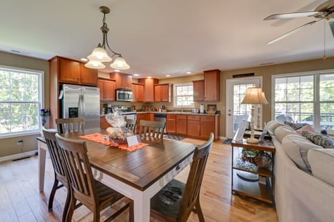 Dining Area | Dishware & Flatware Provided