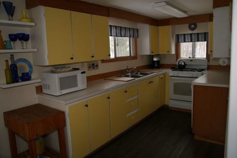 Complete kitchen ready to meet your needs.