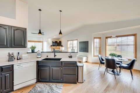 Kitchen | Dishwasher | Coffee Maker | Breakfast Bar w/ Seating