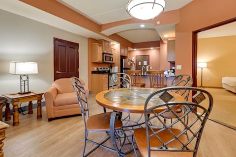 Dining Area | Breakfast Bar w/ Additional Seating